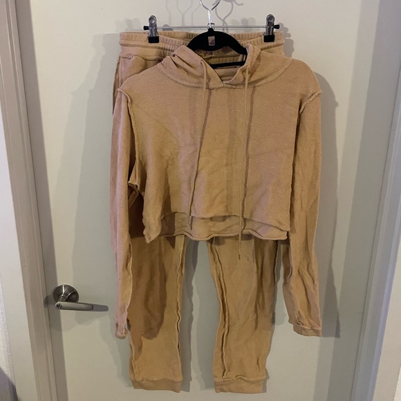 Tan Sweatsuit by DANIELLE GUIZIO. Size L. - Picture 4 of 9